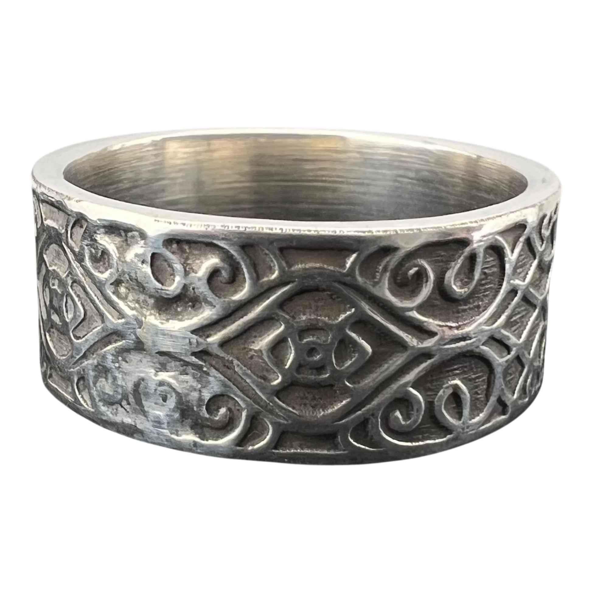 Sterling silver ring featuring elven eye patterning