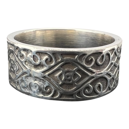 Sterling silver ring featuring elven eye patterning